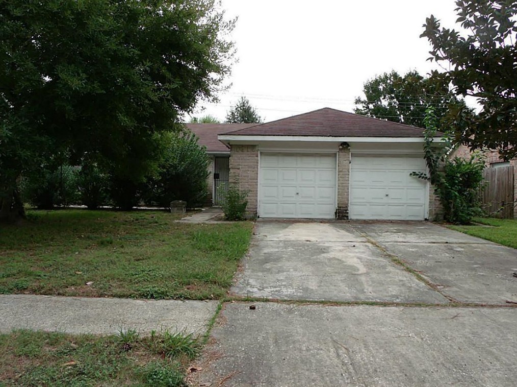 10110 Trade Winds Dr, Houston, TX 77086-2813