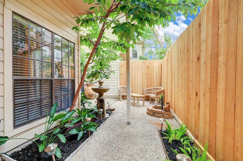 2514 Potomac Dr, Houston TX  77057-4522 exterior