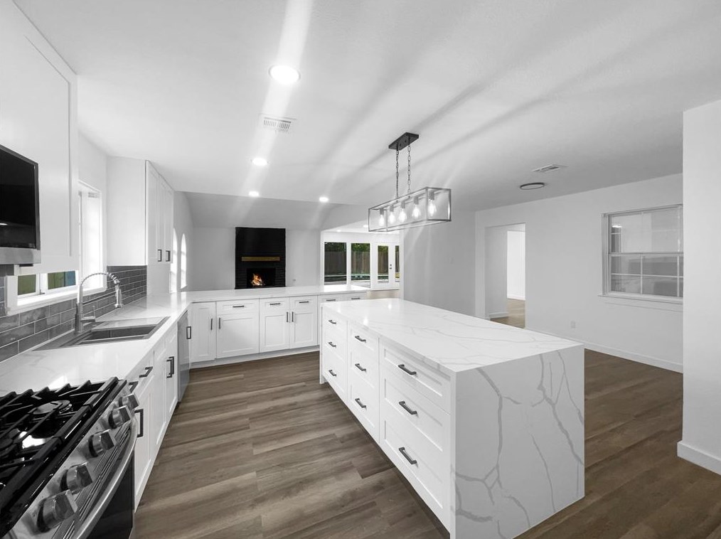 8102 Hillcroft St, Houston, TX 77081-7210