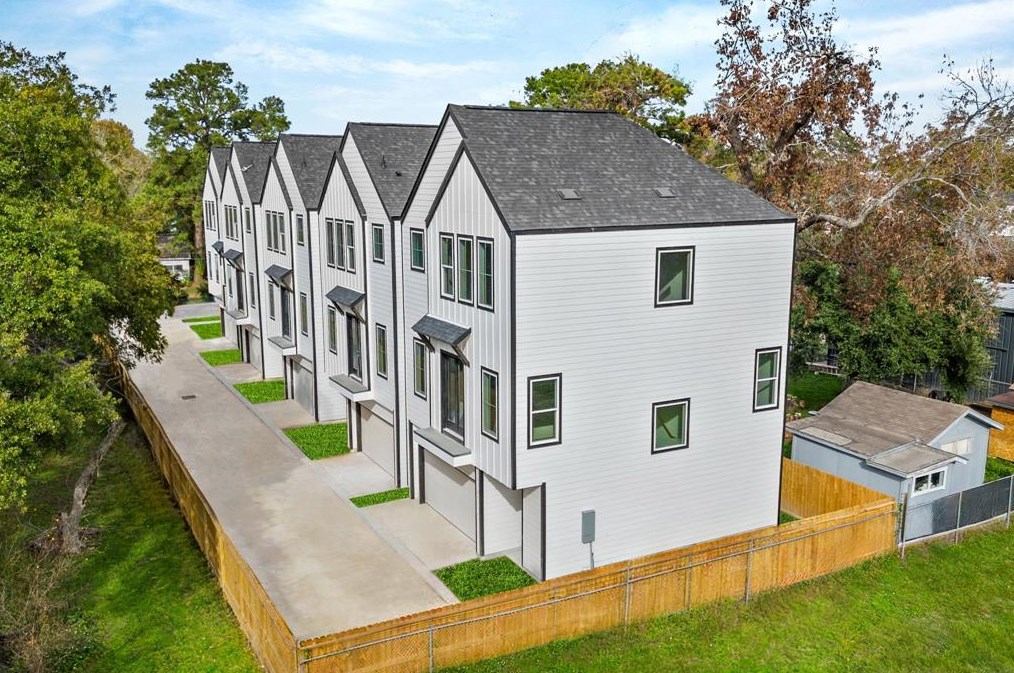 825 Woodcrest Dr, Houston, TX 77018-2127
