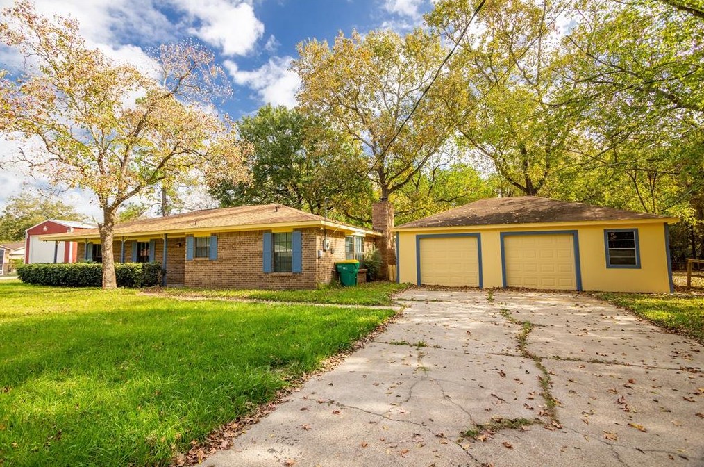 102 Sue Ln, Highlands, TX 77562