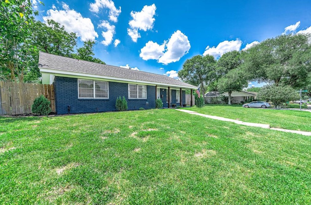 10918 Oasis Dr, Houston, TX 77096-5046