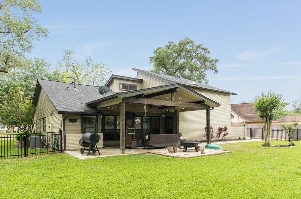 208 Arrowwood St, Richwood, TX 77566-4336