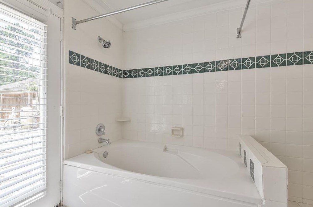 17519 Sugar Pne Dr, Houston TX 77090-2053 exterior