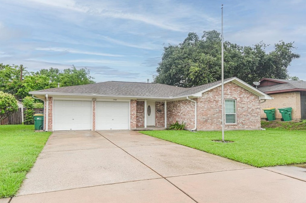 1732 Dolphin Dr, Taylor Lake Village, TX 77586-2956