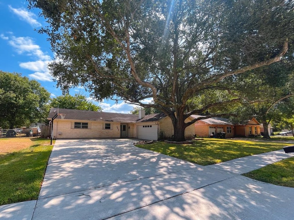1917 Kings Ln, Alvin, TX 77511-3810