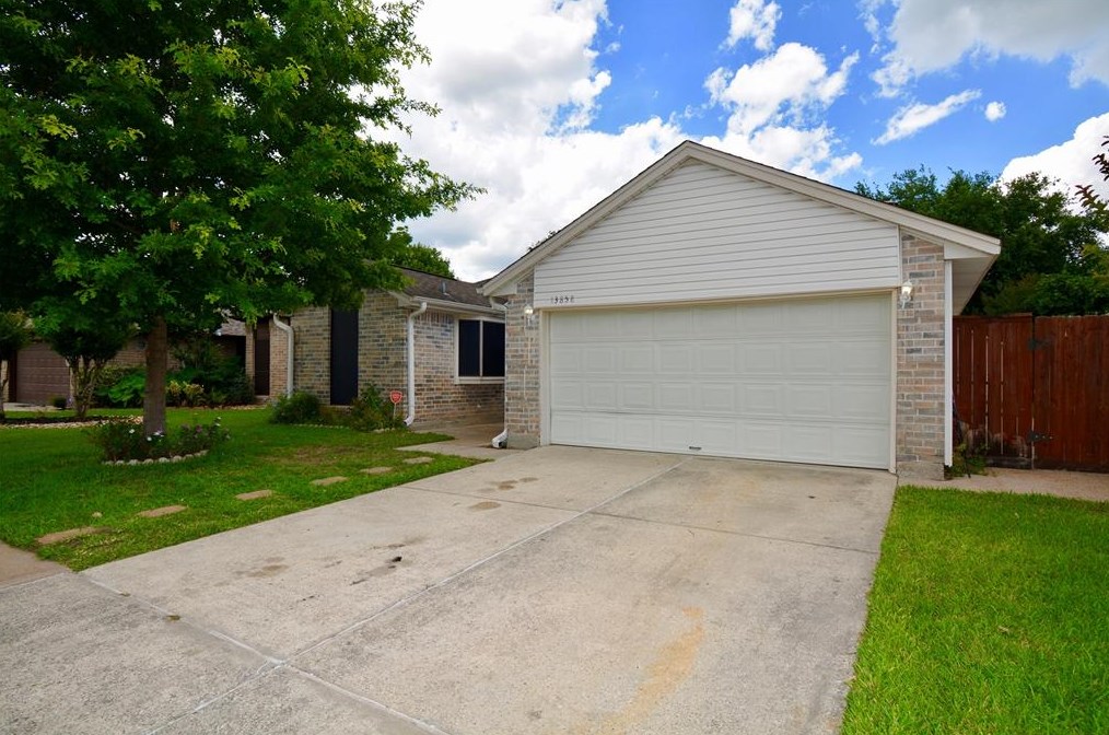 13858 Cantwell Dr, Houston, TX 77014