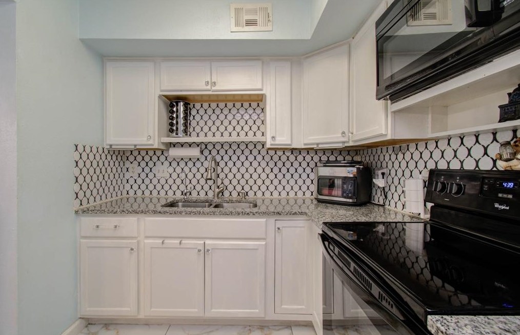 12321 Corona Ln, Houston TX 77072-3330 exterior