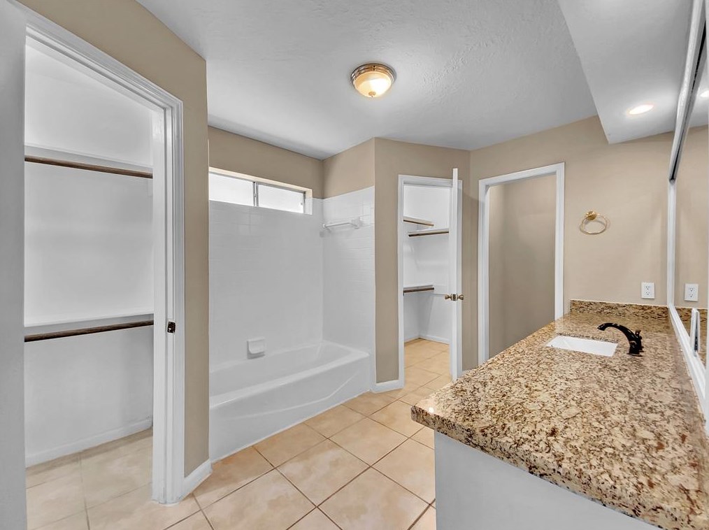 15111 Stillcreek Dr, Houston TX  77070-1254 exterior