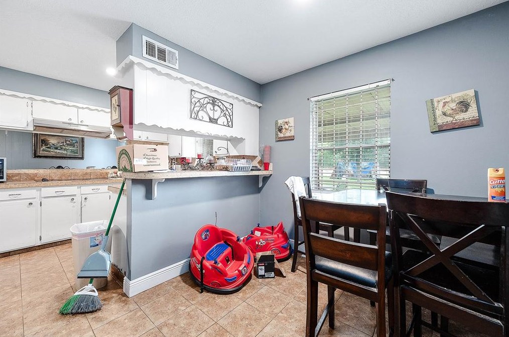 7235 Tall Pne Dr, Houston TX 77088-6603 exterior