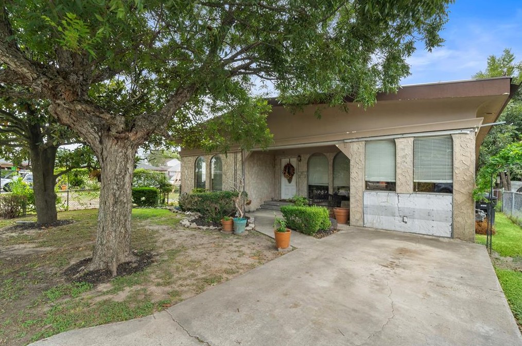222 De Boll St, Houston, TX 77022-2012