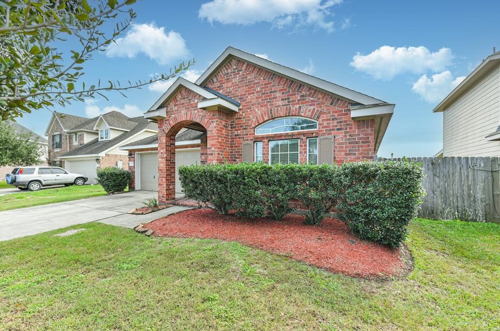 1077 Lasso Ct, Alvin, TX 77511