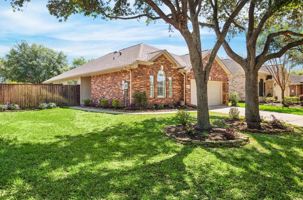 2203 W Marsala Dr, Pearland, TX 77581