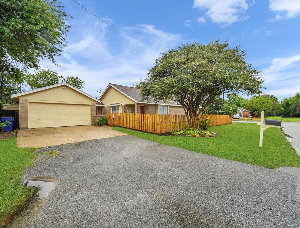 3711 23rd St N, Texas City, TX 77590