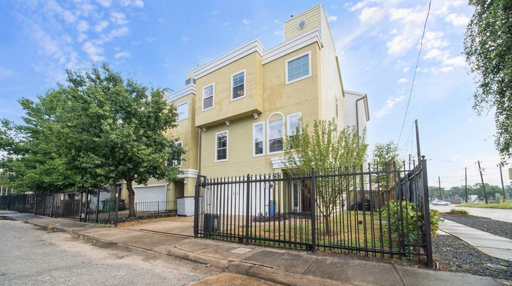 2127 Stuart St, Houston, TX 77004-3148