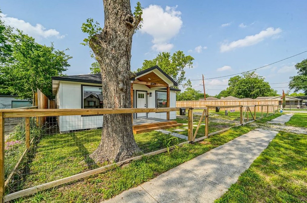 4049 Lucille St, Houston TX  77026-5704 exterior