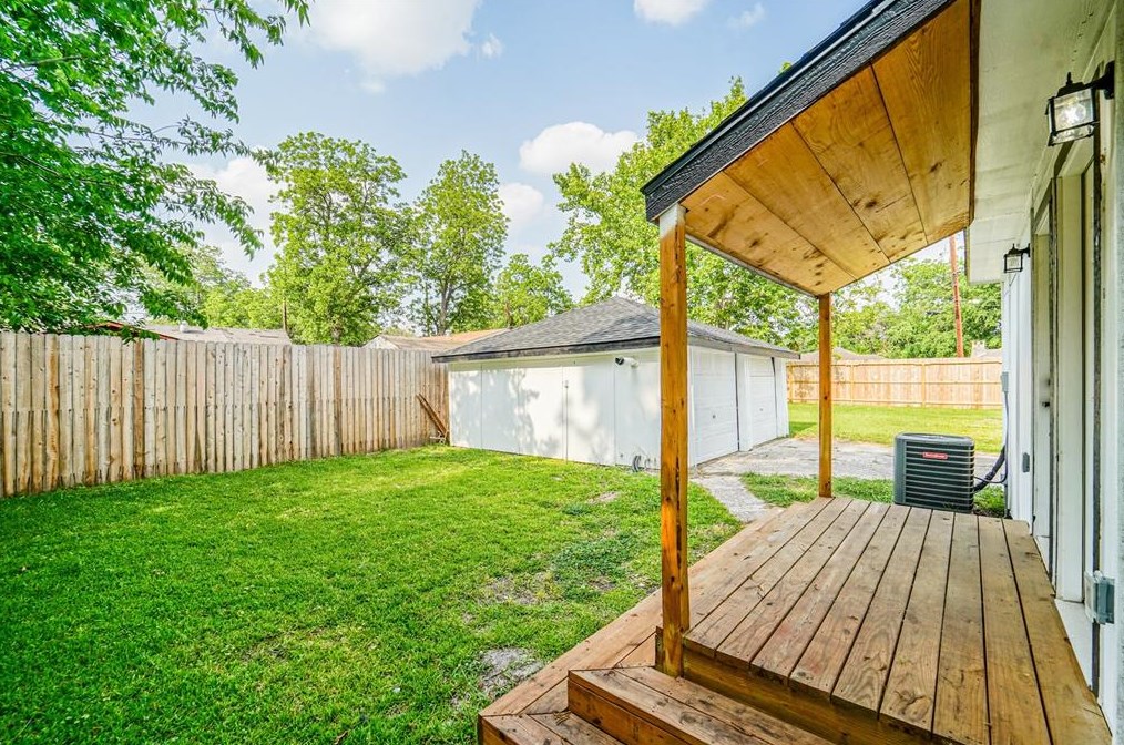 4049 Lucille St, Houston TX  77026-5704 exterior