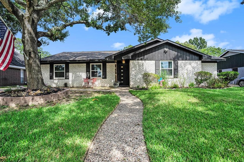1602 Loch Lake Dr, Taylor Lake Village, TX 77586