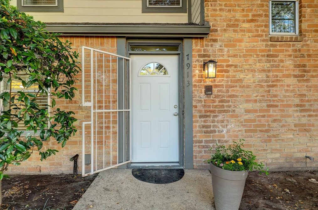 7913 Ellinger Ln, Houston, TX 77040