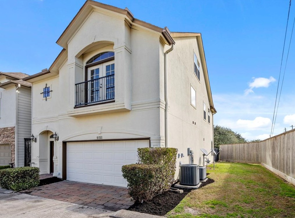 9151 Lago Crest Dr, Houston, TX 77054