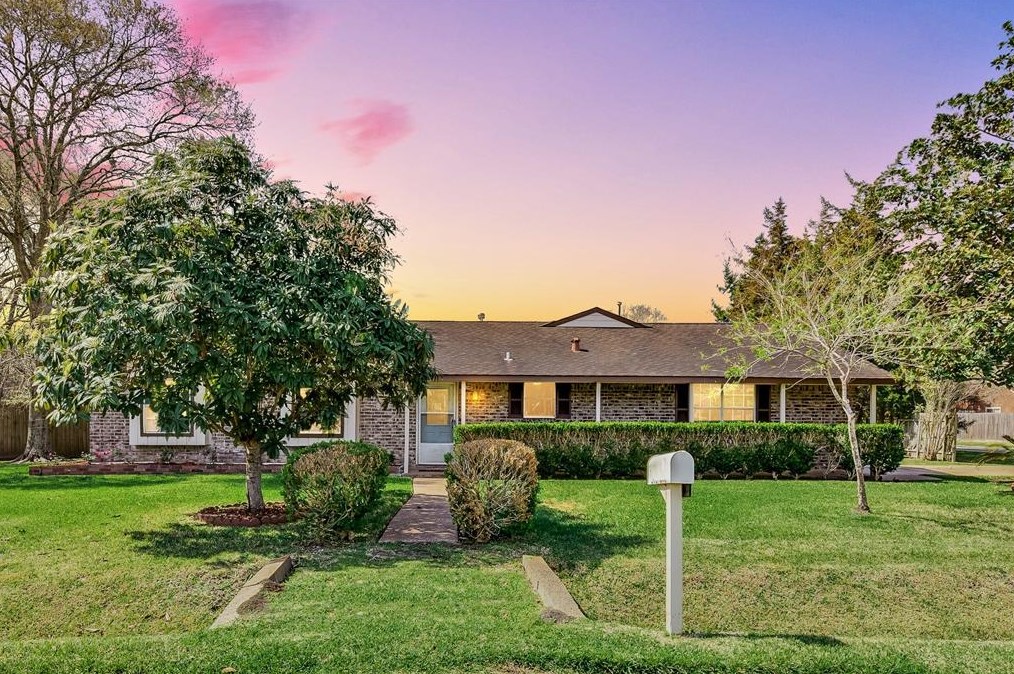 2402 Cunningham Dr, Pearland, TX 77581
