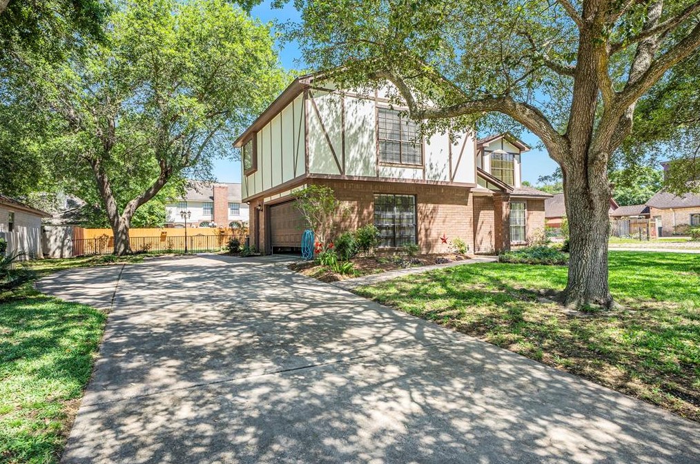 1622 Lake Bluff Dr, Taylor Lake Village, TX 77586-5808