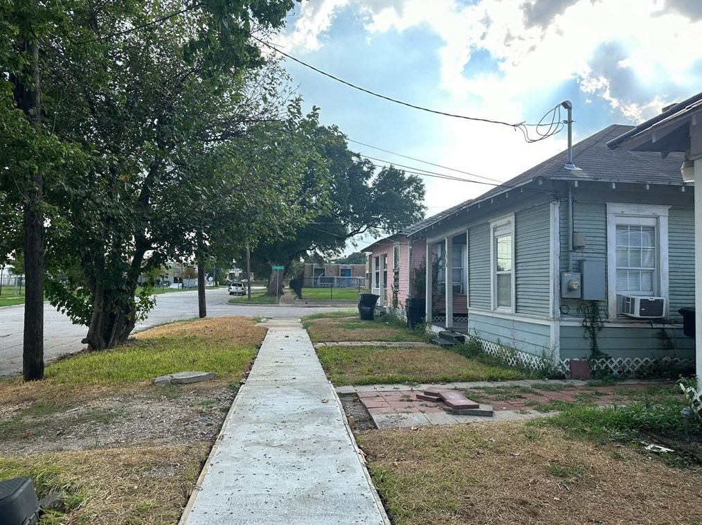 1712 Sampson St, Houston TX  77003-5432 exterior