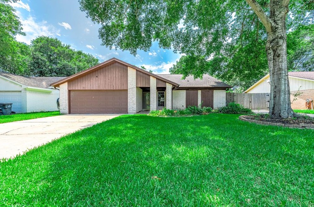 1212 Whitaker St, Alvin, TX 77511-3035