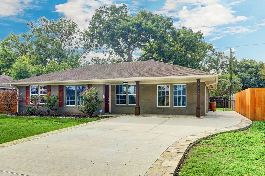 2207 Stonecrest Dr, Houston, TX 77018