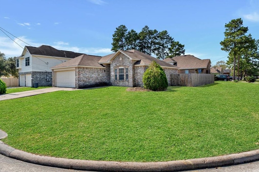 16790 N Bob White Dr, Conroe, TX 77385