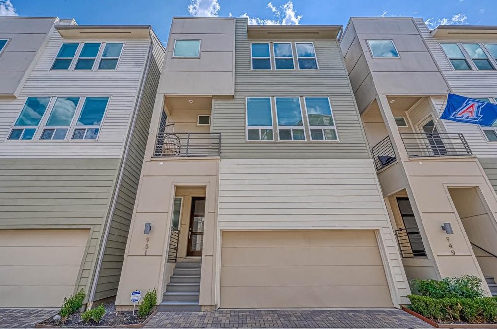 951 17th St, Houston, TX 77008