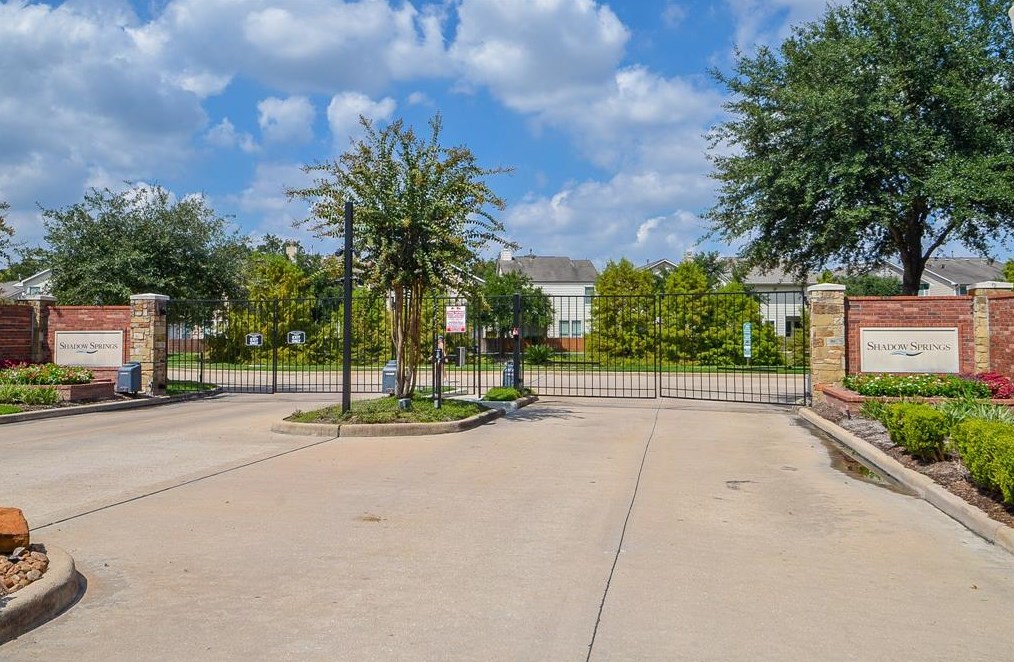 10063 Fallen Woods Dr, Houston, TX 77080-2743