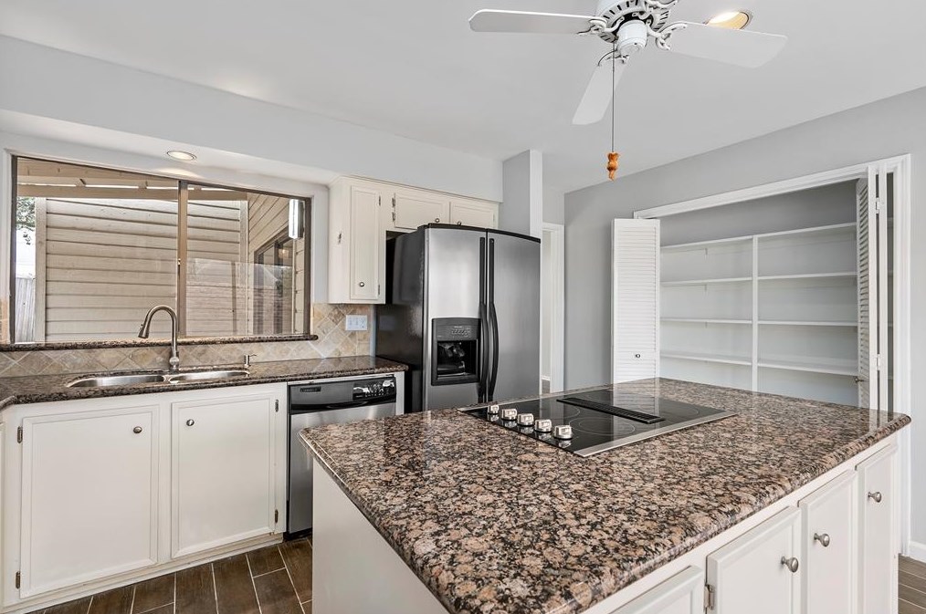 12226 Ravenmoor Dr, Houston TX  77077-2535 exterior