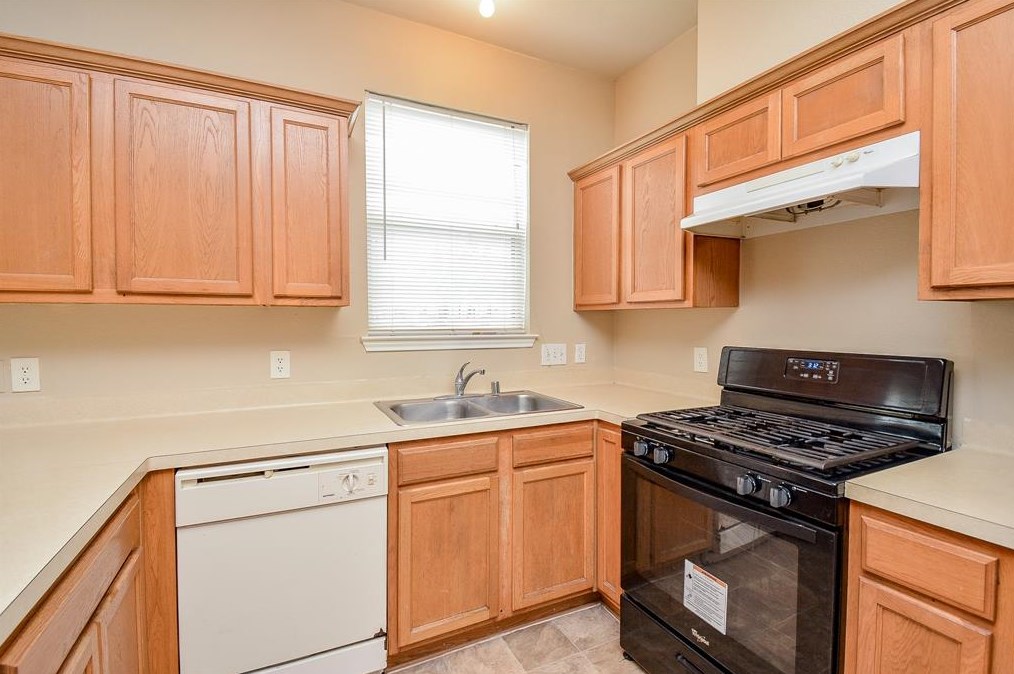 8114 Singing Sonnet Ln, Houston TX  77072-0128 exterior