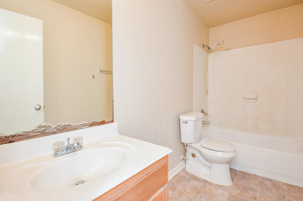 8114 Singing Sonnet Ln, Houston TX  77072-0128 exterior