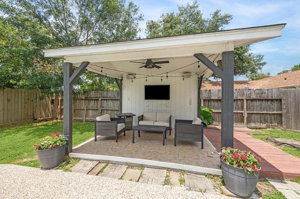 3715 Gardendale Dr, Houston TX  77092-7061 exterior