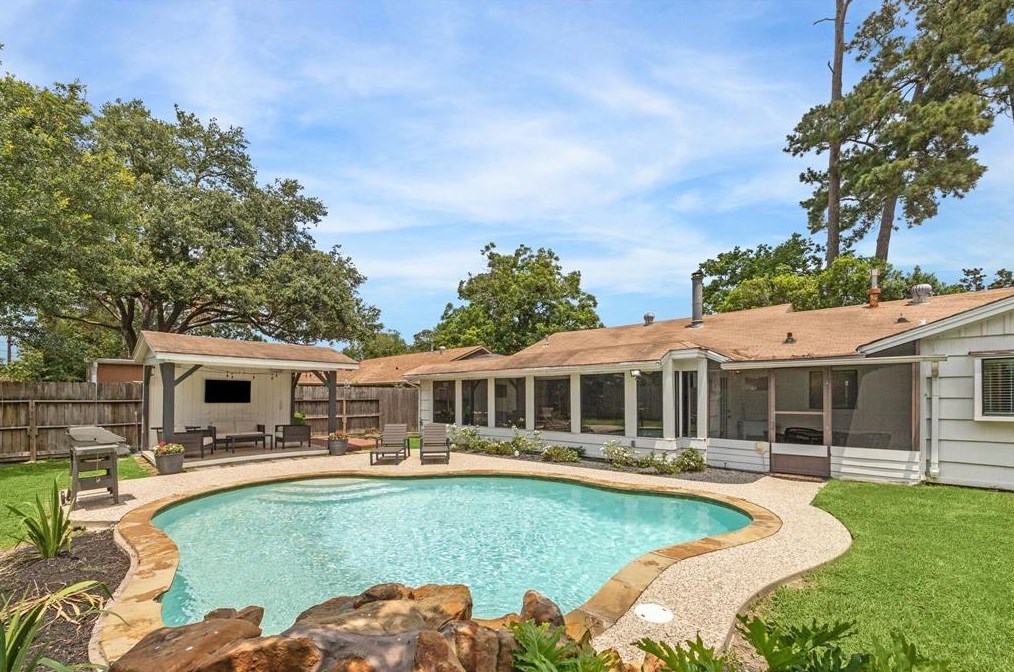 3715 Gardendale Dr, Houston TX  77092-7061 exterior