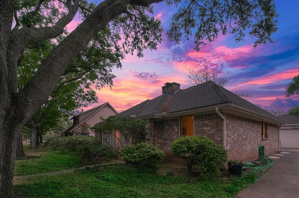 2823 Colonial Dr, Sugar Land, TX 77479