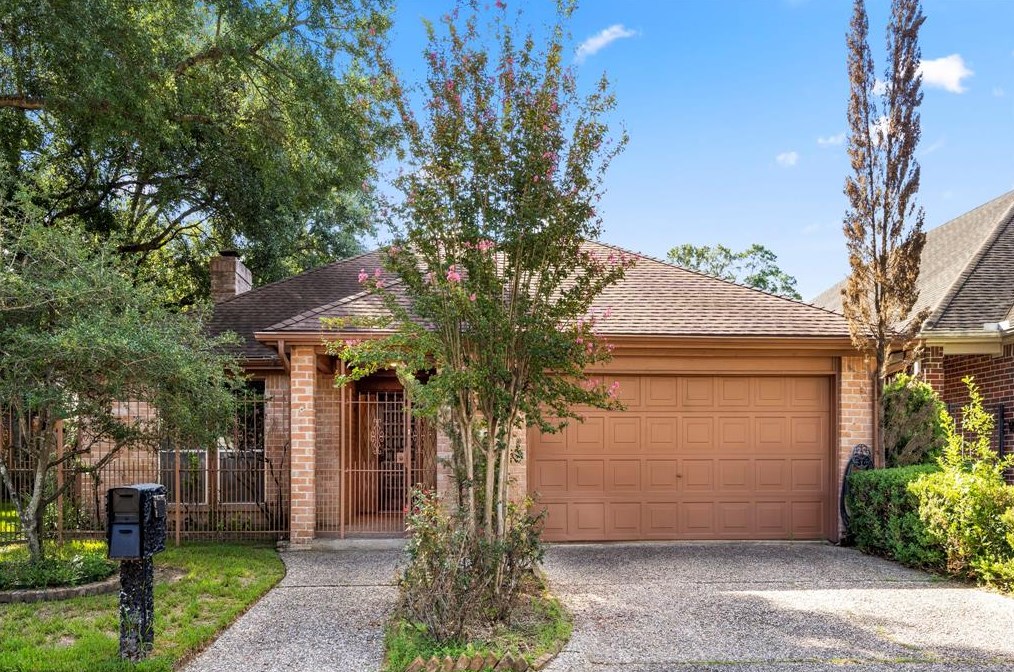 6519 Preston Trail Dr, Houston, TX 77069-1778