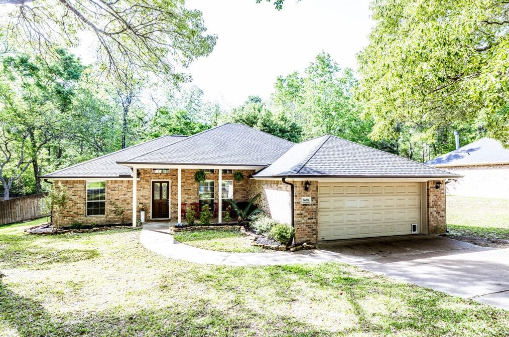 3658 Red Bud Ln, Huntsville, TX 77340