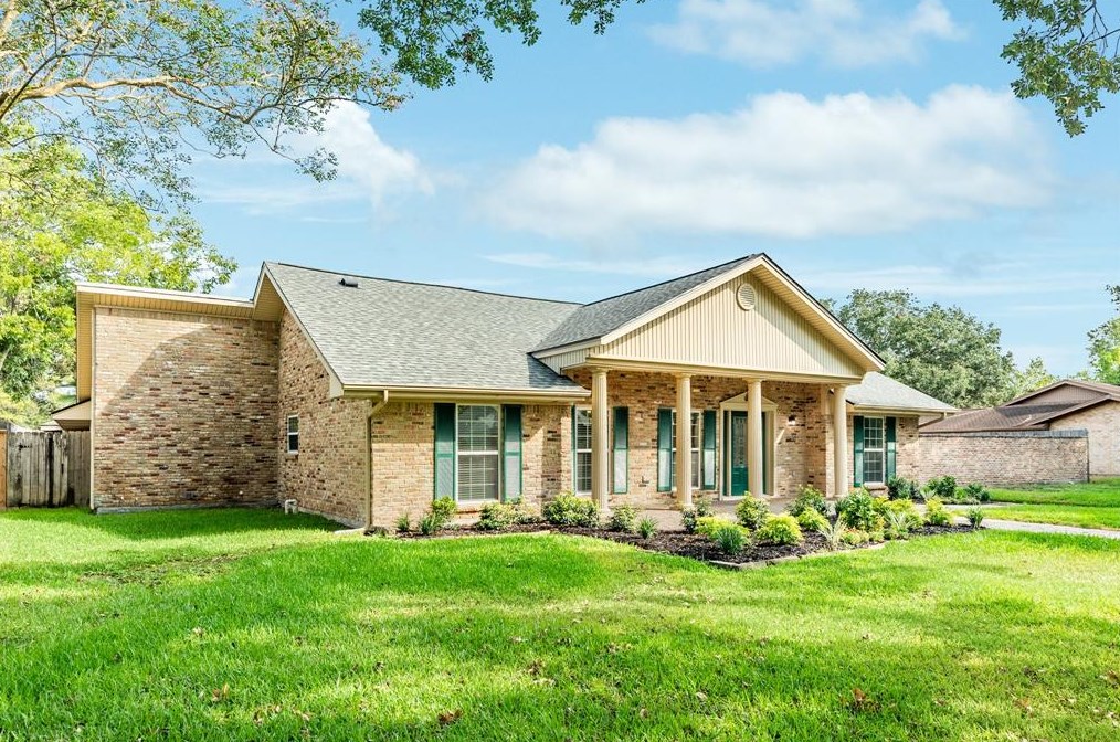 1910 Claiborne Dr, League City, TX 77573