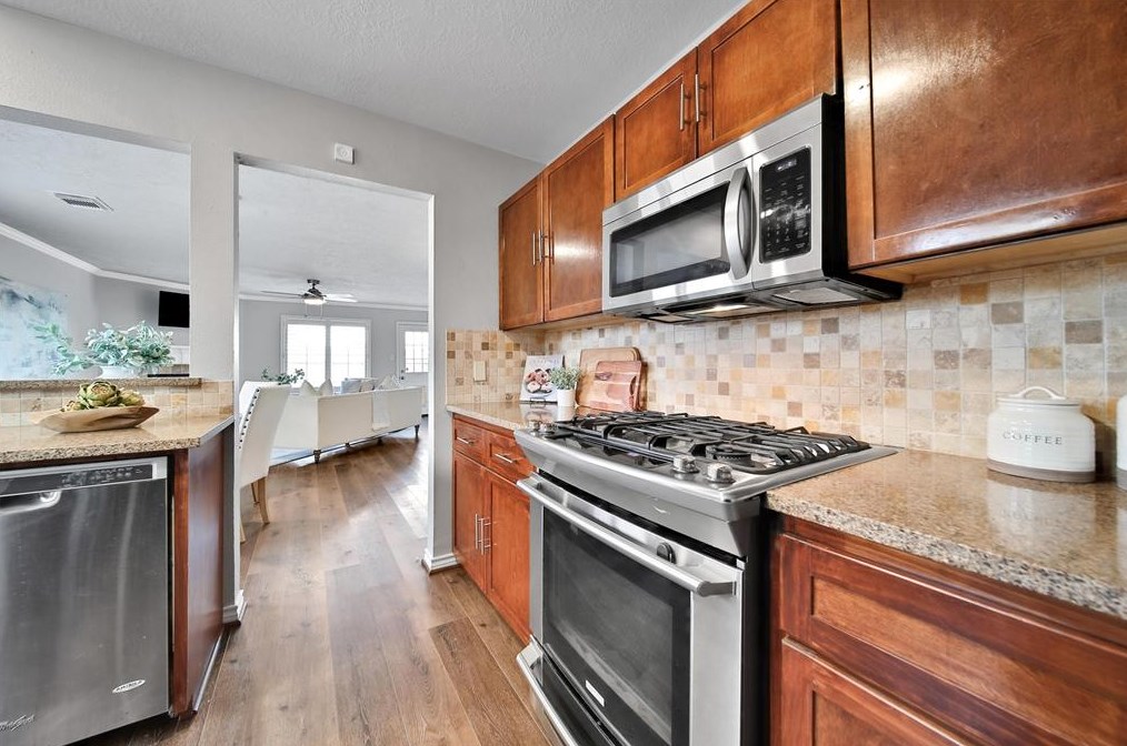 4022 Almond Lk Dr, Houston TX  77047-6776 exterior