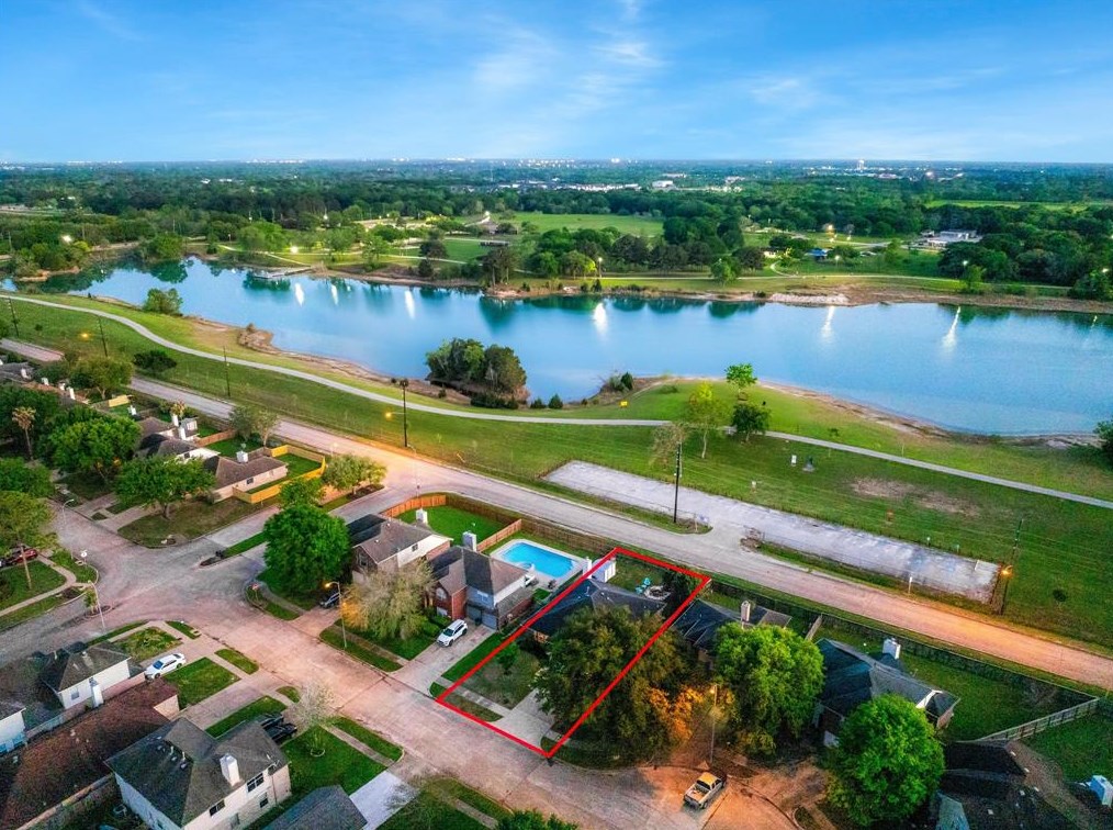 4022 Almond Lake Dr, Houston, TX 77047-6776