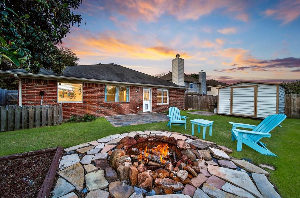 4022 Almond Lk Dr, Houston TX  77047-6776 exterior