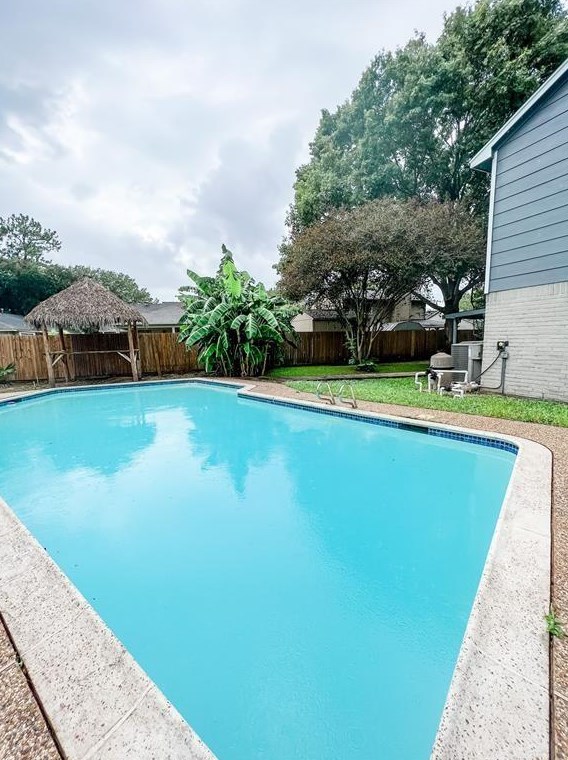 318 Strand Ct, Houston, TX 77034