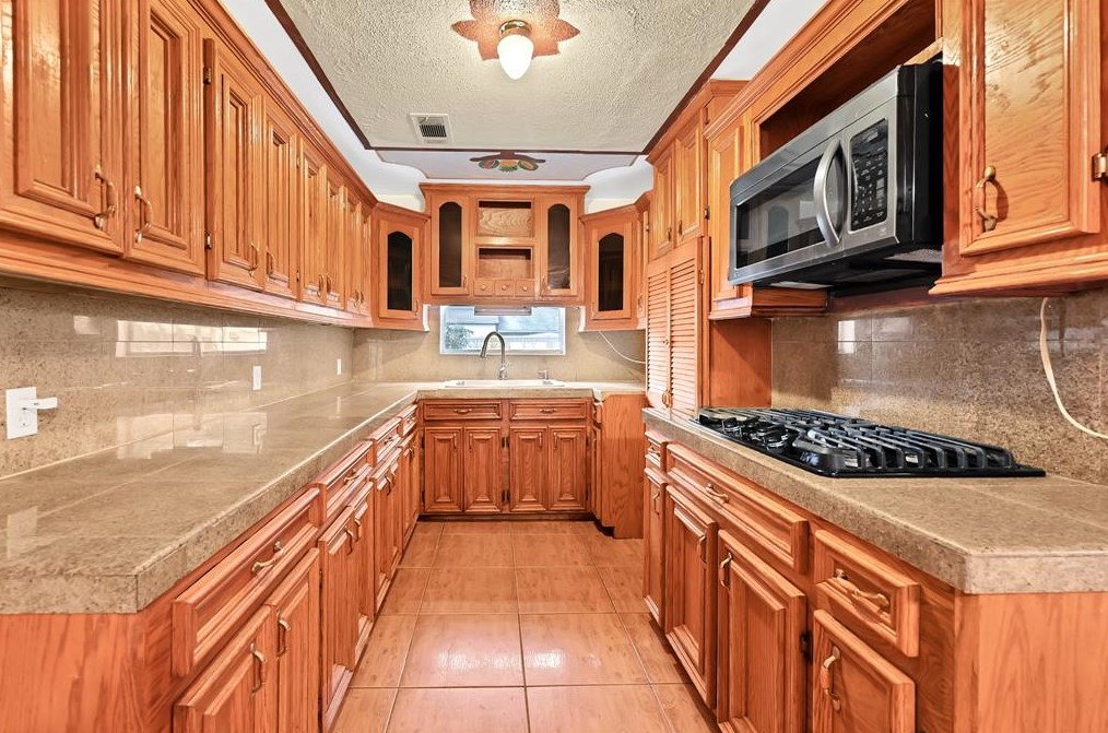 6339 Thornwall St, Houston, TX 77092-6123