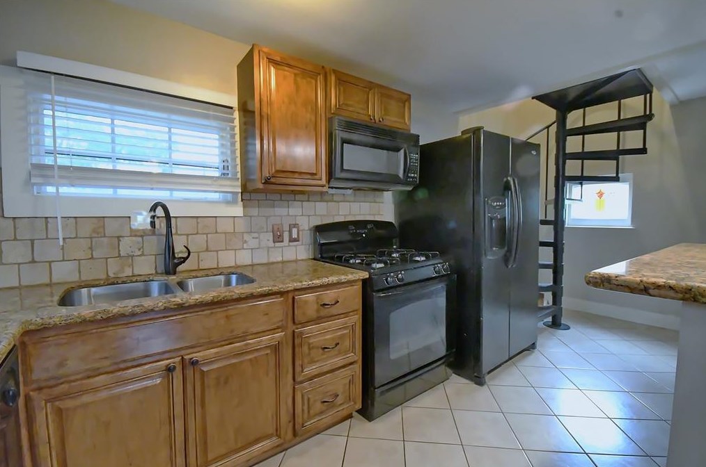 1209 Studewood St, Houston TX  77008-7143 exterior