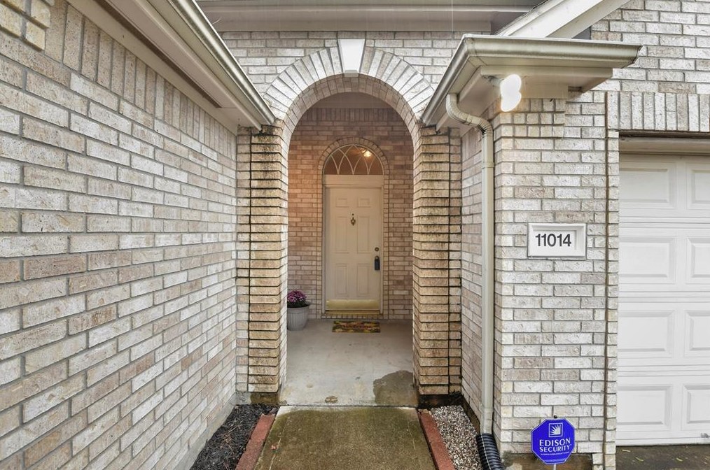 11014 Hunting Path Ct, Houston TX  77065-5209 exterior