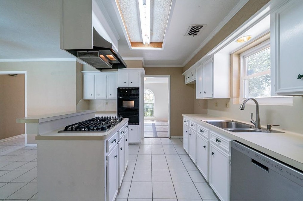 6914 Chancellor Dr, Spring TX  77379-7614 exterior