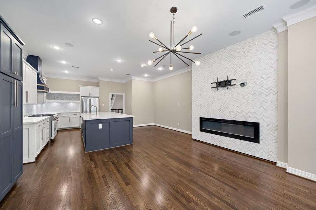 420 Mcgowen St, Houston TX  77006-2240 exterior